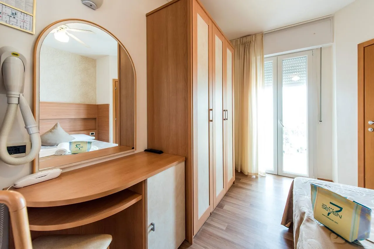 Hotel Seven Rimini 3*,
