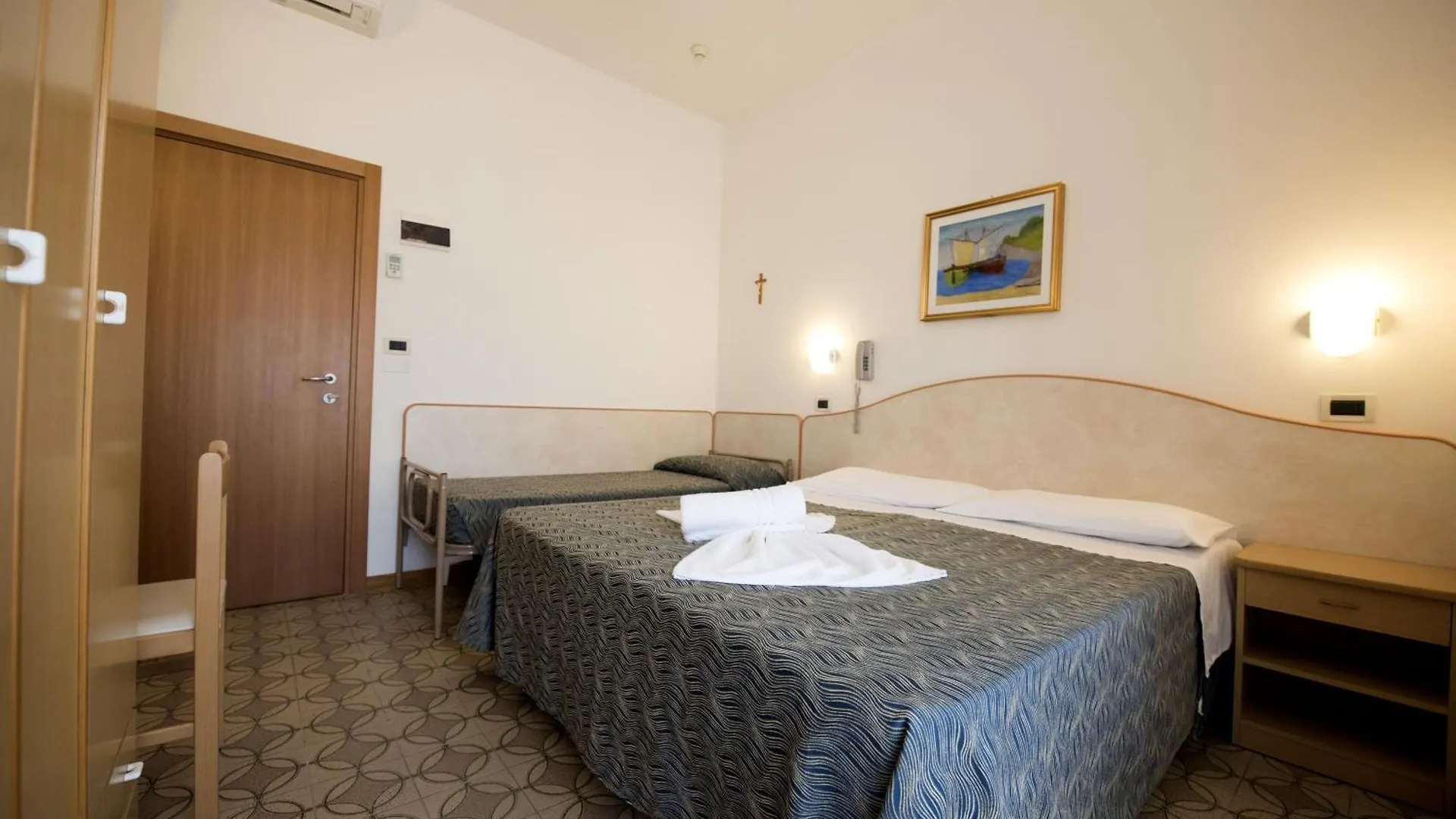 רימיני Hotel Seven