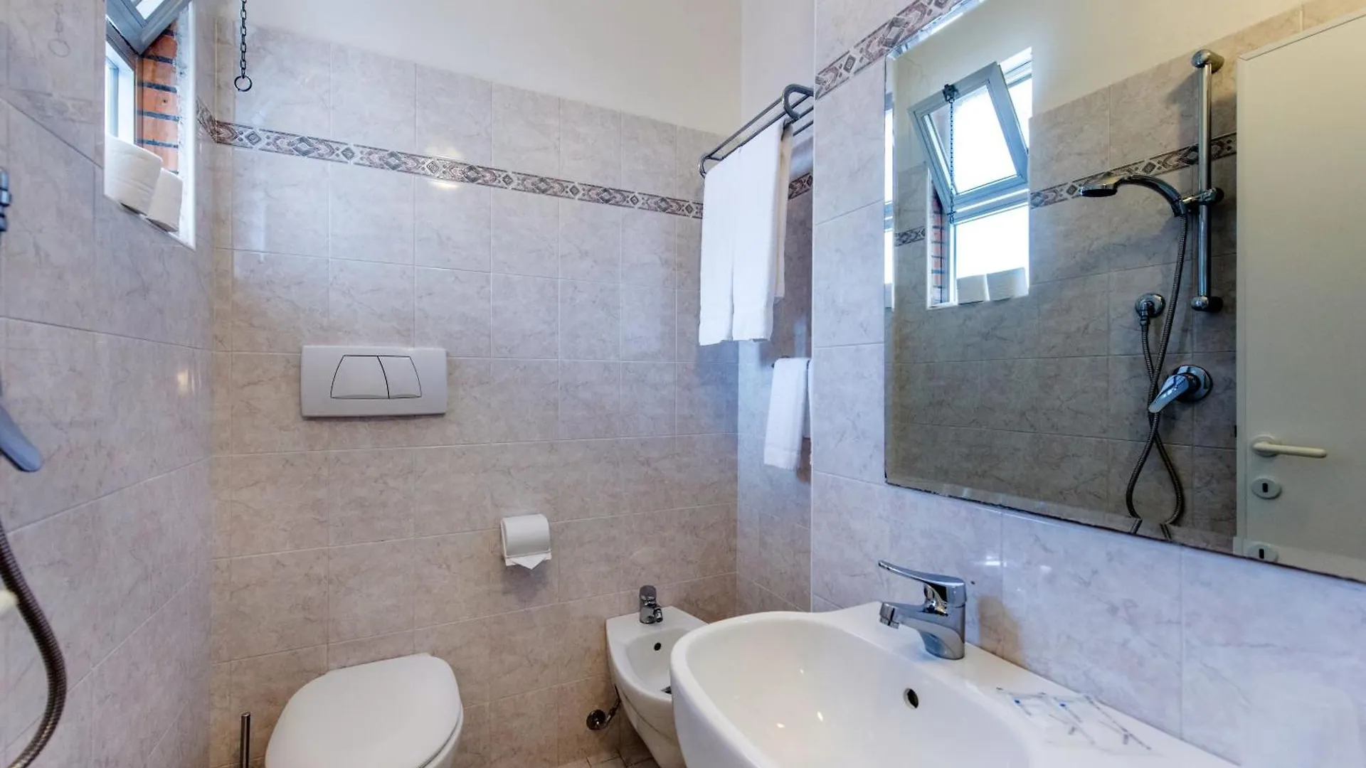 רימיני Hotel Seven